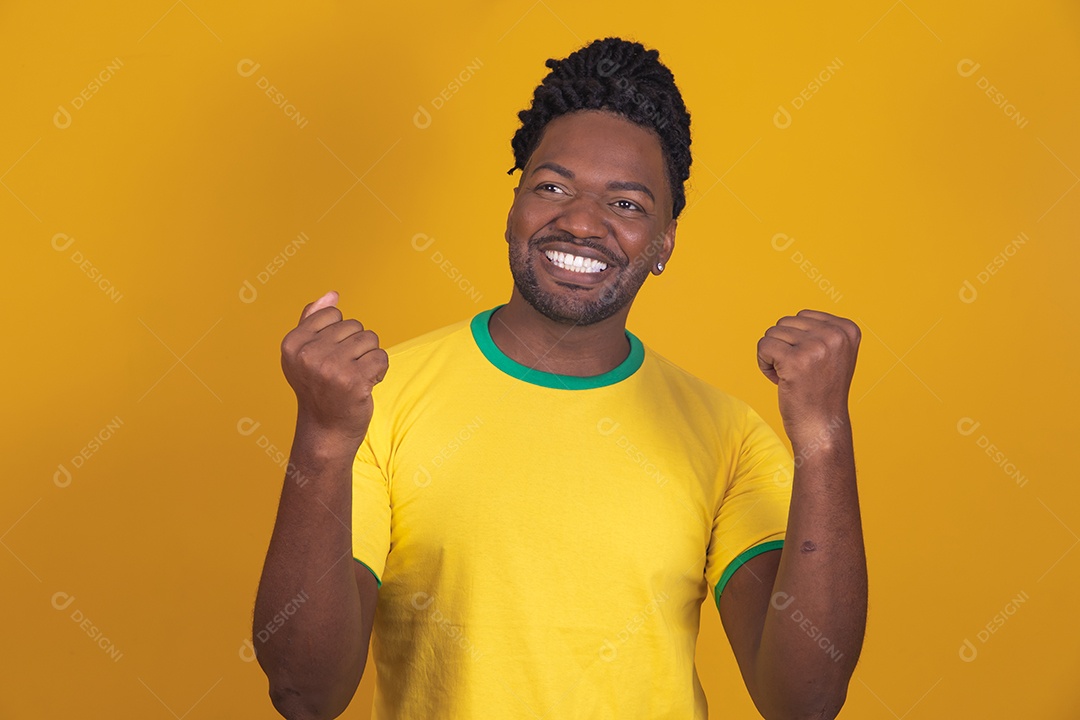Homem brasileiro vestindo uma camiseta do Brasil fazendo gestos