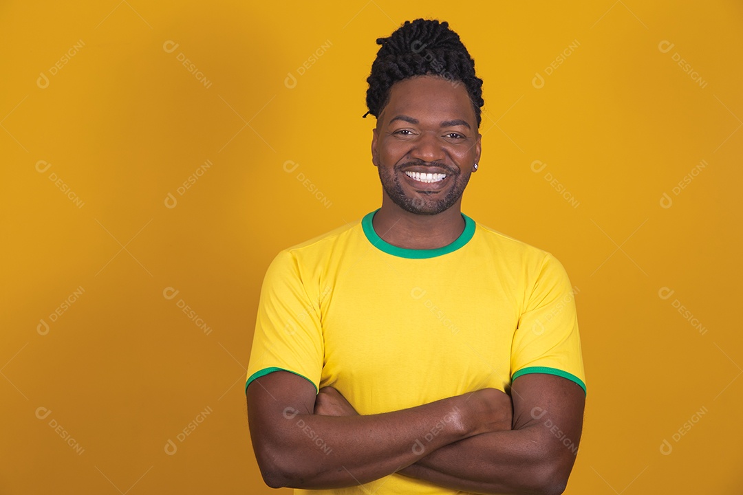 Homem brasileiro vestindo uma camiseta do Brasil fazendo gestos