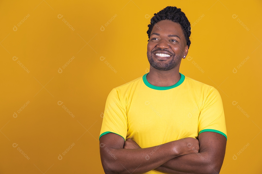 Homem brasileiro vestindo uma camiseta do Brasil fazendo gestos
