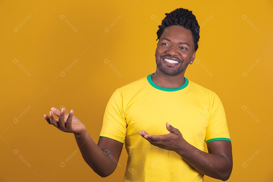 Homem brasileiro vestindo uma camiseta do Brasil fazendo gestos