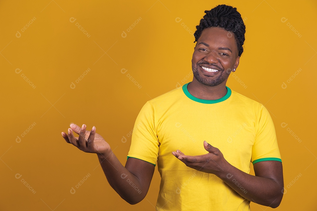Homem brasileiro vestindo uma camiseta do Brasil fazendo gestos