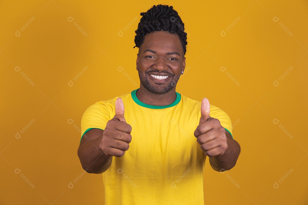 Homem brasileiro vestindo uma camiseta do Brasil fazendo gestos