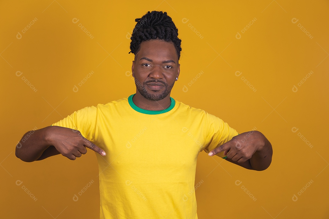 Homem brasileiro vestindo uma camiseta do Brasil fazendo gestos