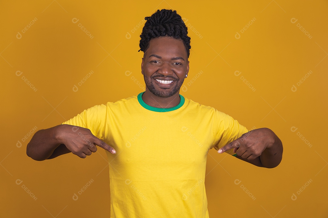 Homem brasileiro vestindo uma camiseta do Brasil fazendo gestos