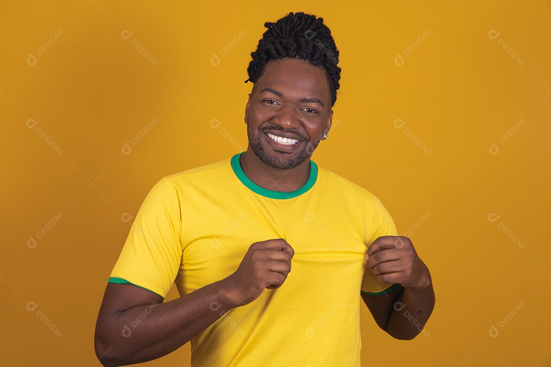 Homem brasileiro vestindo uma camiseta do Brasil fazendo gestos