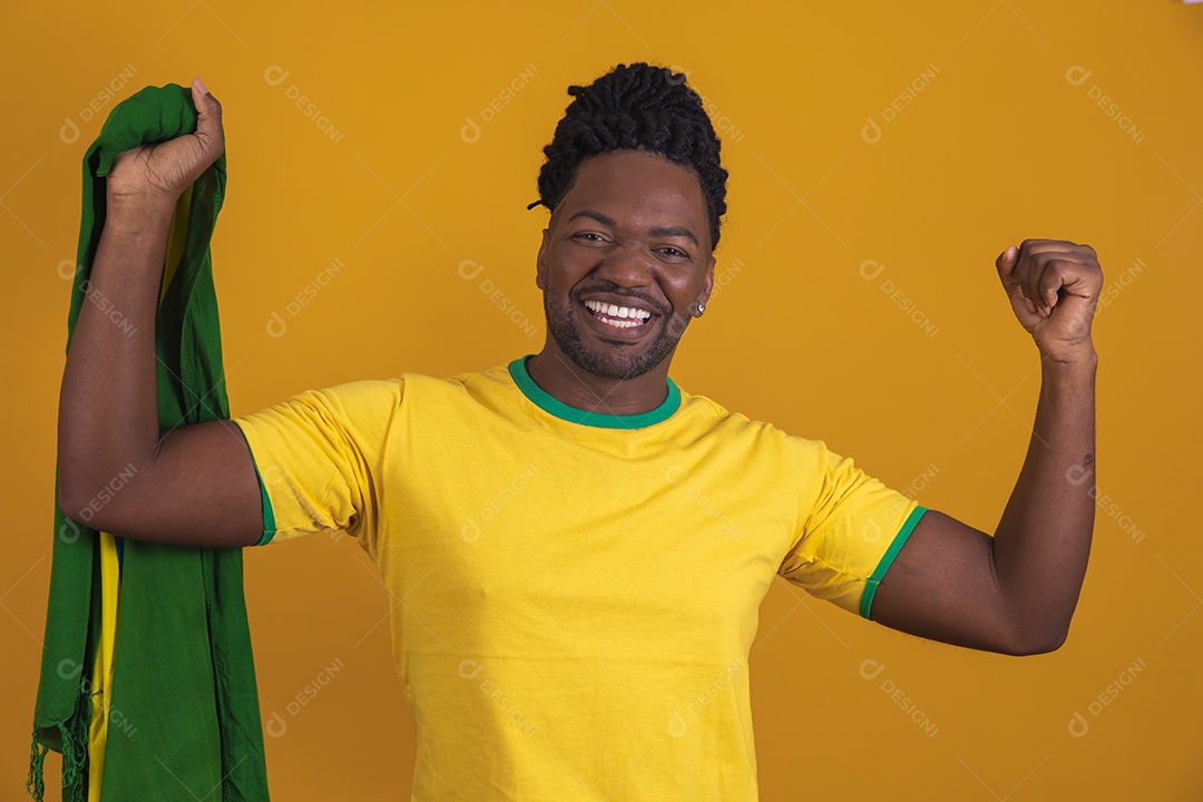 Homem brasileiro vestindo uma camiseta do Brasil