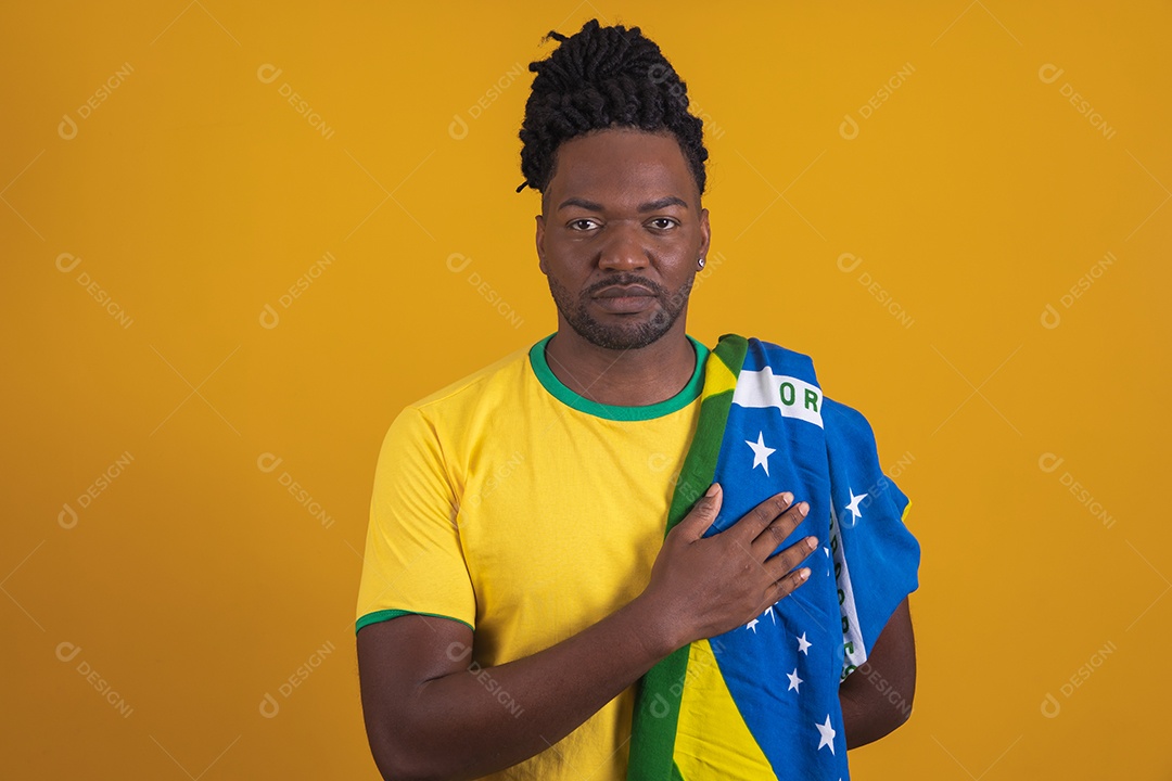 Homem brasileiro vestindo uma camiseta do Brasil com mão no peito
