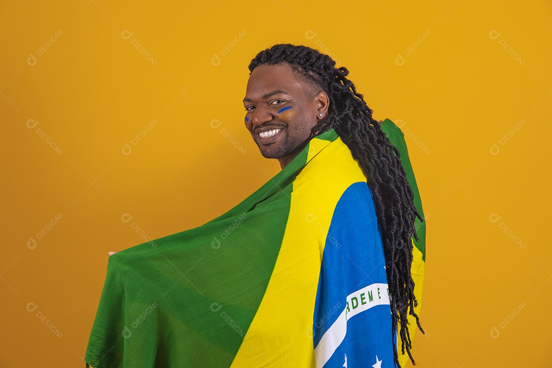 Homem brasileiro segurando bandeira do Brasil