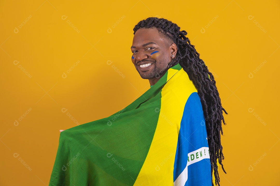 Homem brasileiro segurando bandeira do Brasil