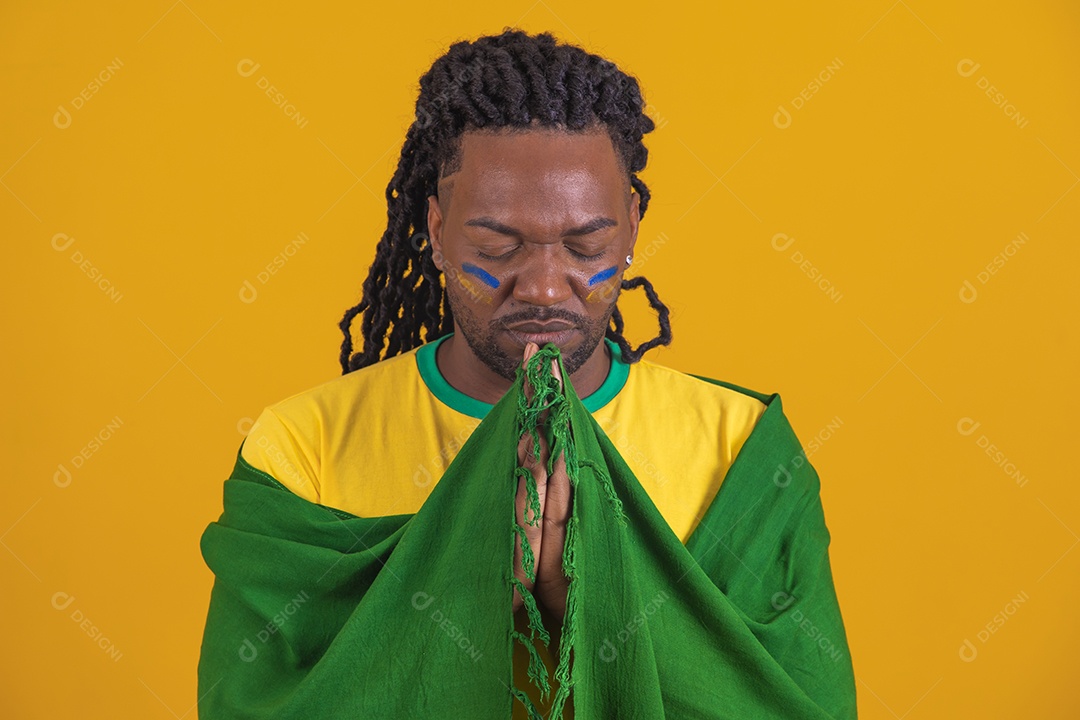 Homem brasileiro segurando bandeira do Brasil