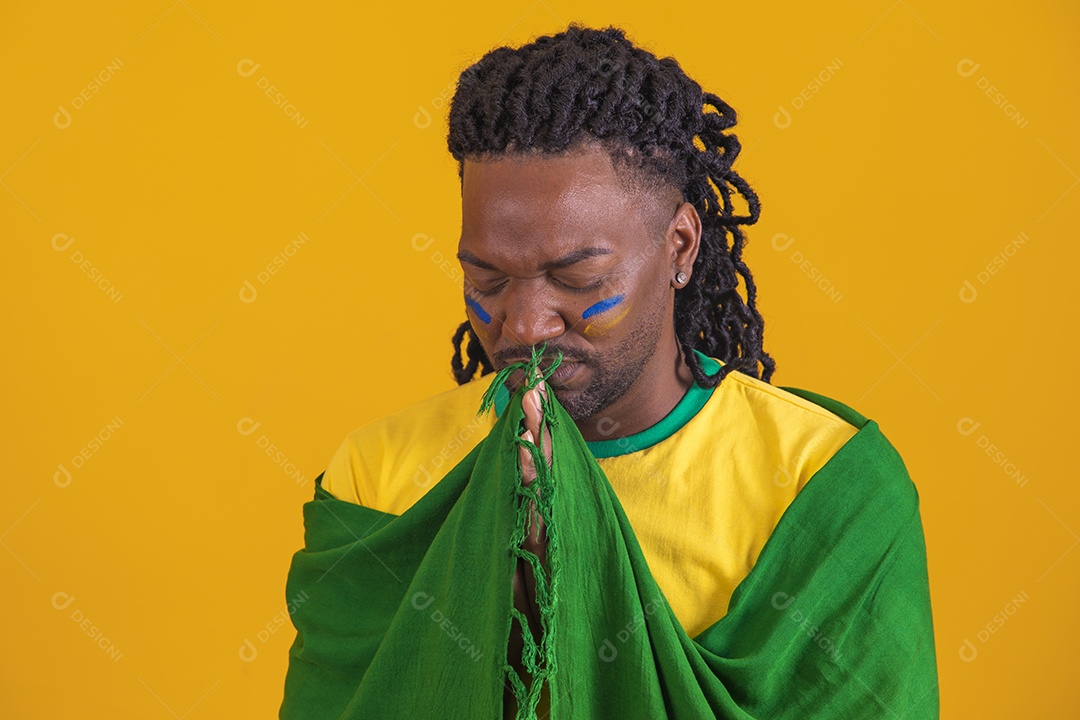 Homem brasileiro segurando bandeira do Brasil