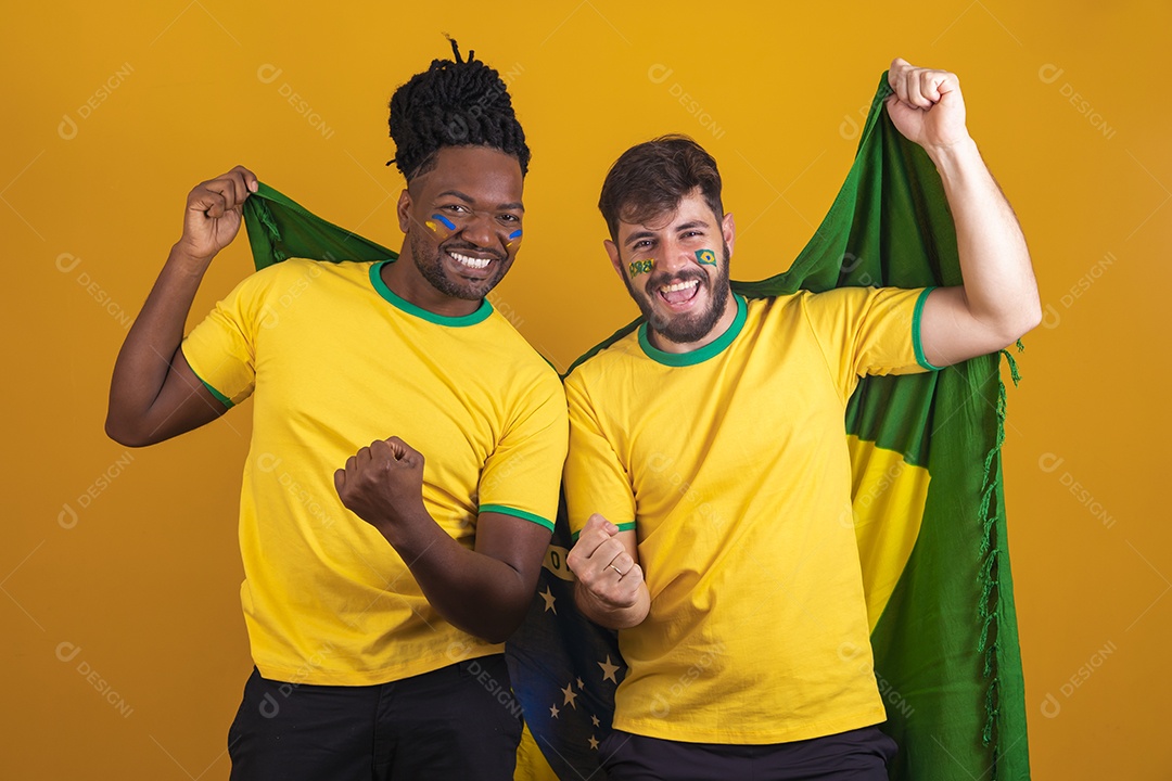 Homens brasileiros vestidos com camisetas do Brasil segurando acessórios de torcidas