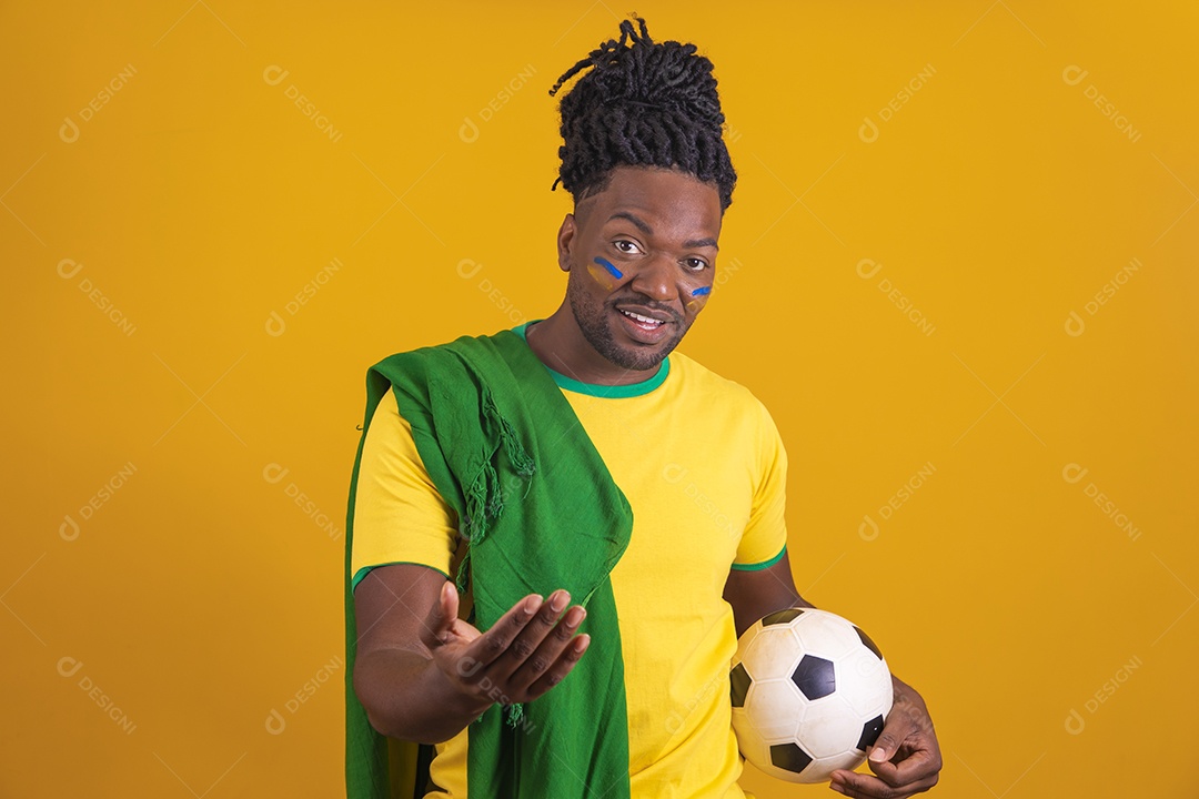 Homem brasileiro segurando bandeira do Brasil