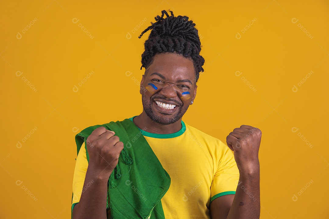 Homem brasileiro segurando bandeira do Brasil