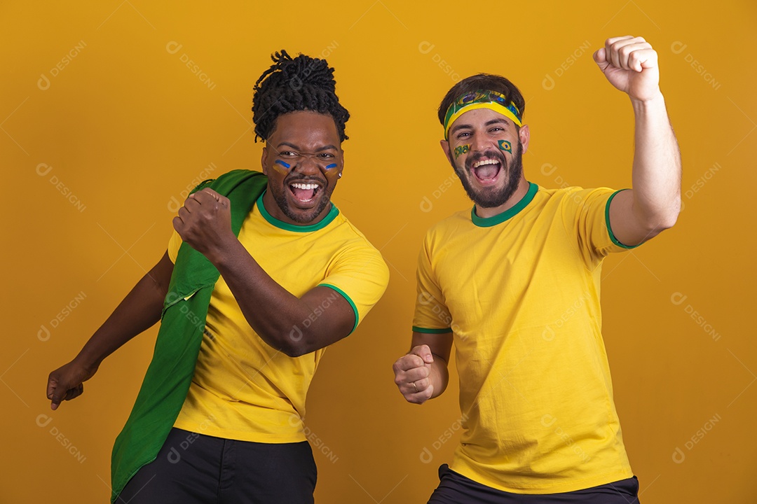 Homens brasileiros vestidos com camisetas do Brasil