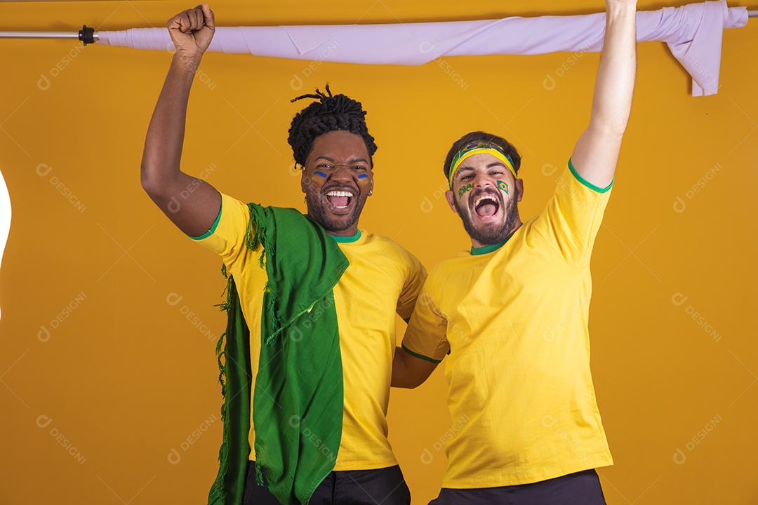 Homens brasileiros vestidos com camisetas do Brasil