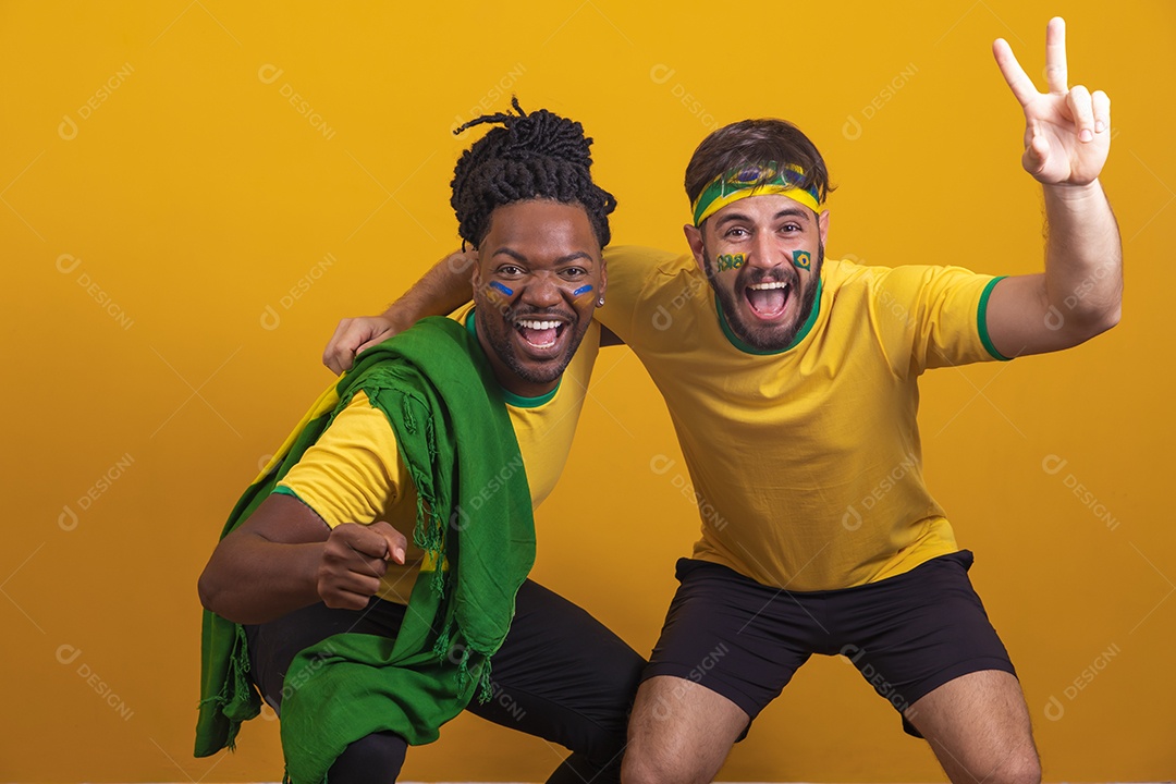 Homens brasileiros vestidos com camisetas do Brasil