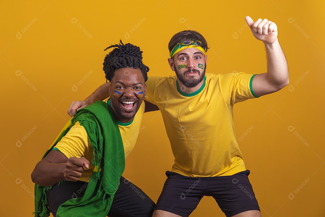 Homens brasileiros vestidos com camisetas do Brasil