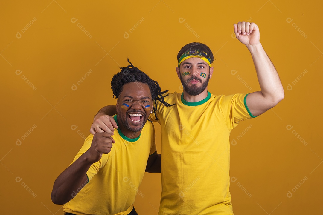 Homens brasileiros vestidos com camisetas do Brasil