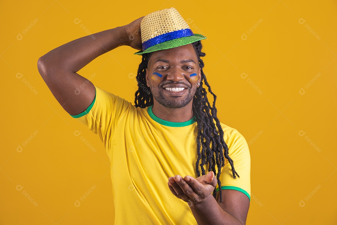 Homem brasileiro vestindo uma camiseta do Brasil