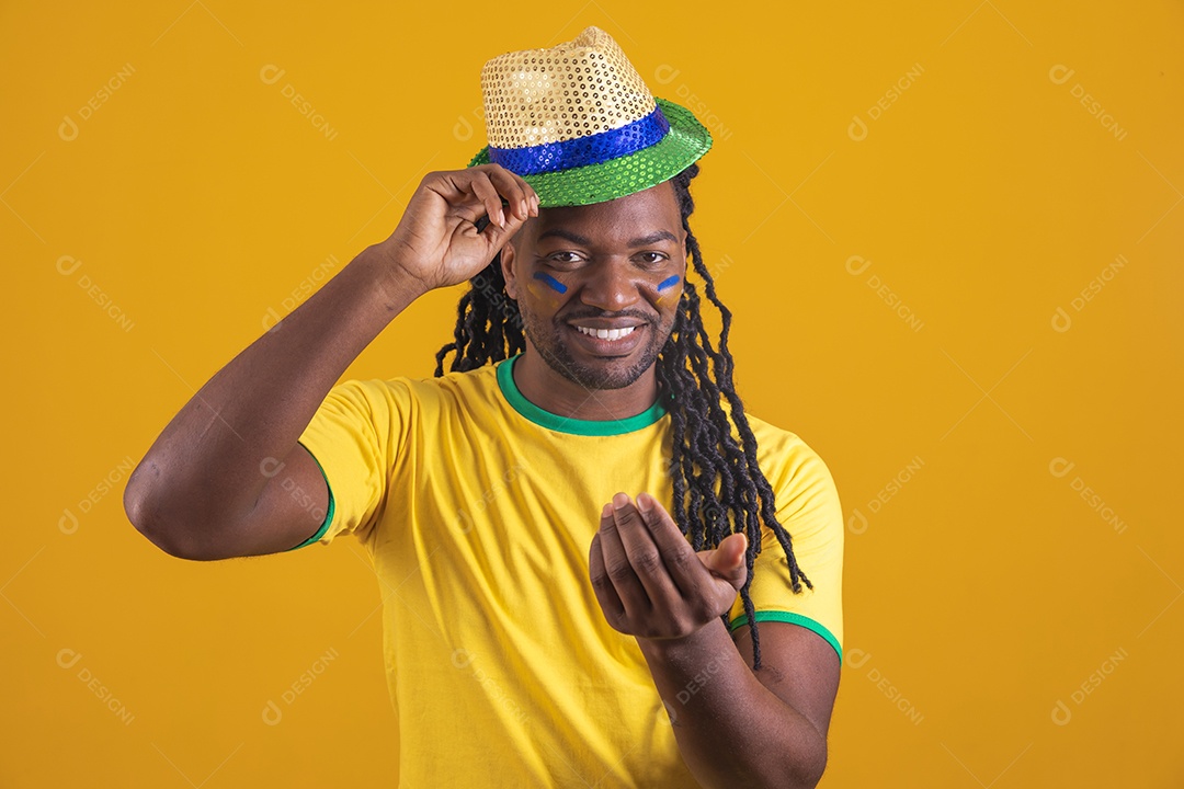 Homem brasileiro vestindo uma camiseta do Brasil