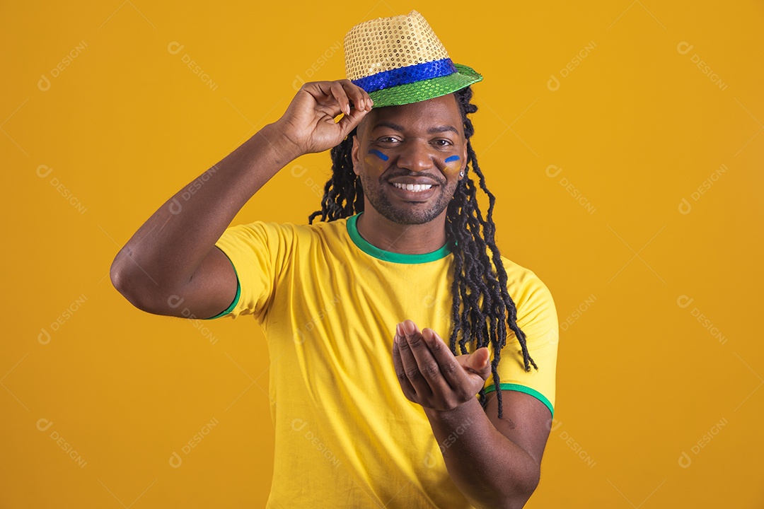 Homem brasileiro vestindo uma camiseta do Brasil