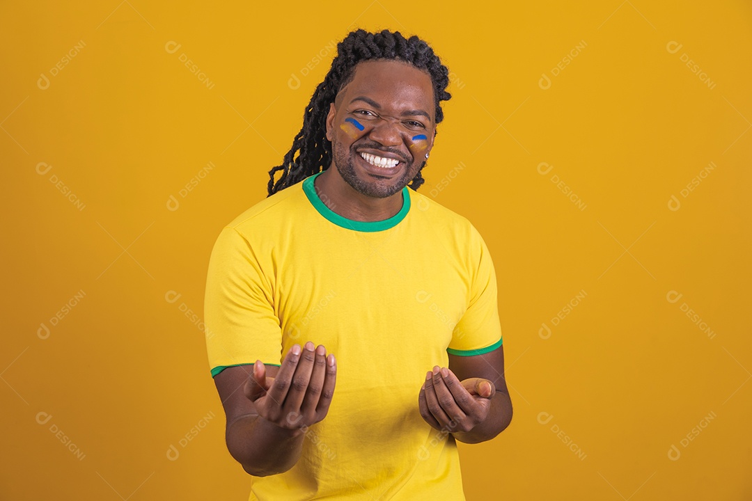 Homem brasileiro vestindo uma camiseta do Brasil