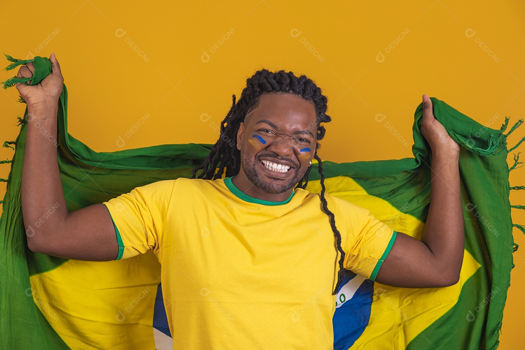 Homem brasileiro segurando bandeira do Brasil