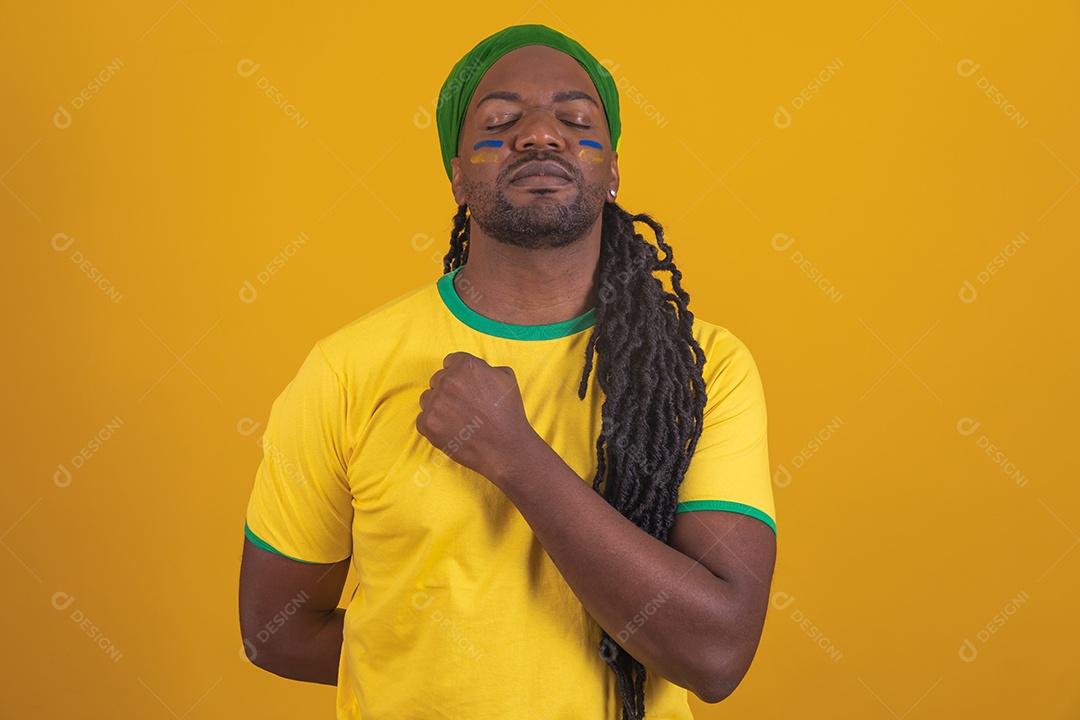 Homem brasileiro vestindo uma camiseta do Brasil