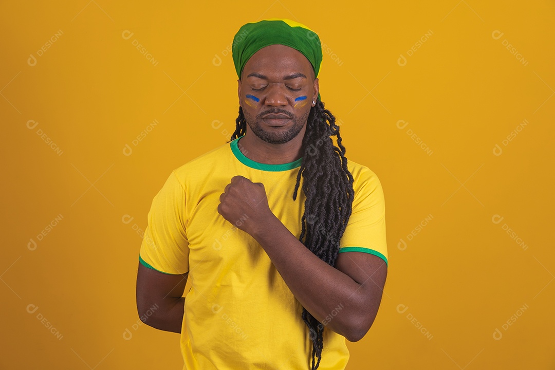 Homem brasileiro vestindo uma camiseta do Brasil