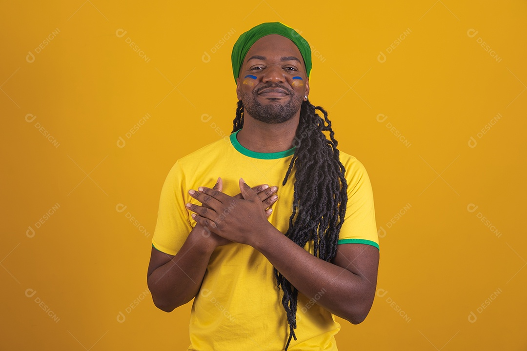 Homem brasileiro vestindo uma camiseta do Brasil