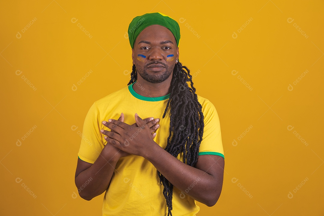 Homem brasileiro vestindo uma camiseta do Brasil
