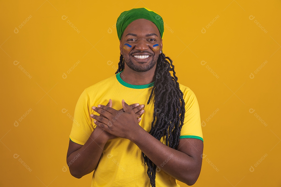 Homem brasileiro vestindo uma camiseta do Brasil