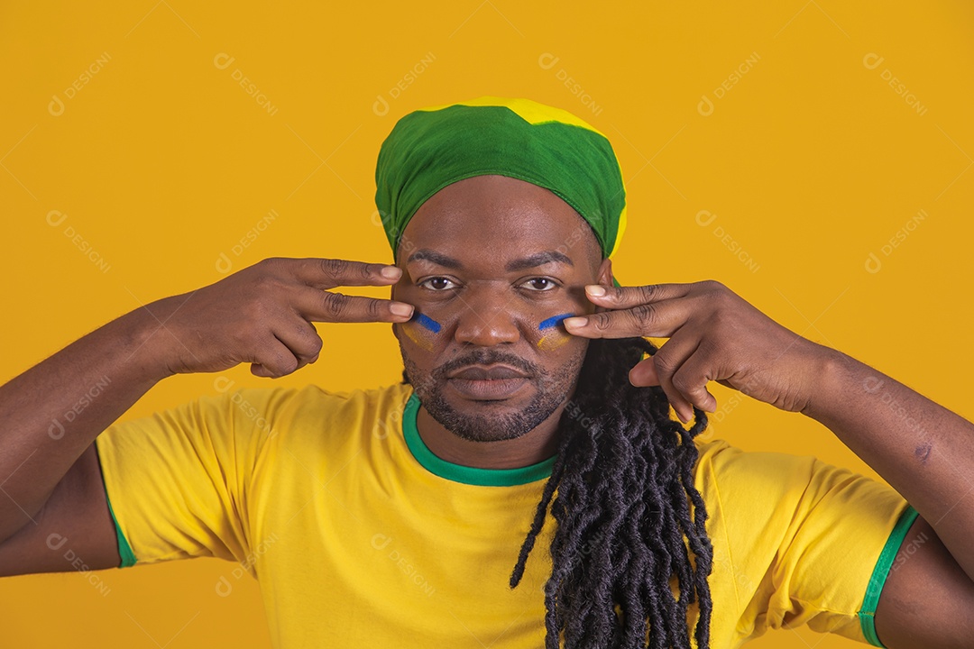 Homem brasileiro vestindo uma camiseta do Brasil