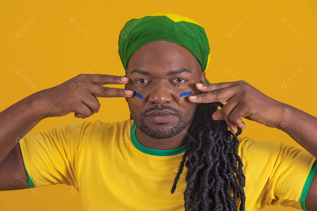 Homem brasileiro vestindo uma camiseta do Brasil