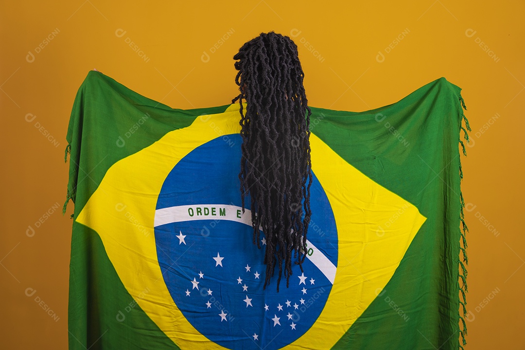 Homem brasileiro segurando bandeira do Brasil