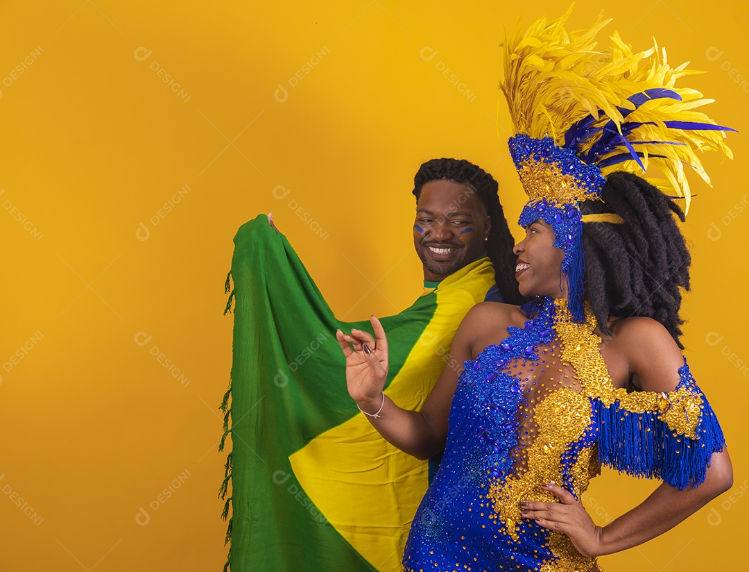Casal brasileiro se divertindo vestidos com as cores do Brasil