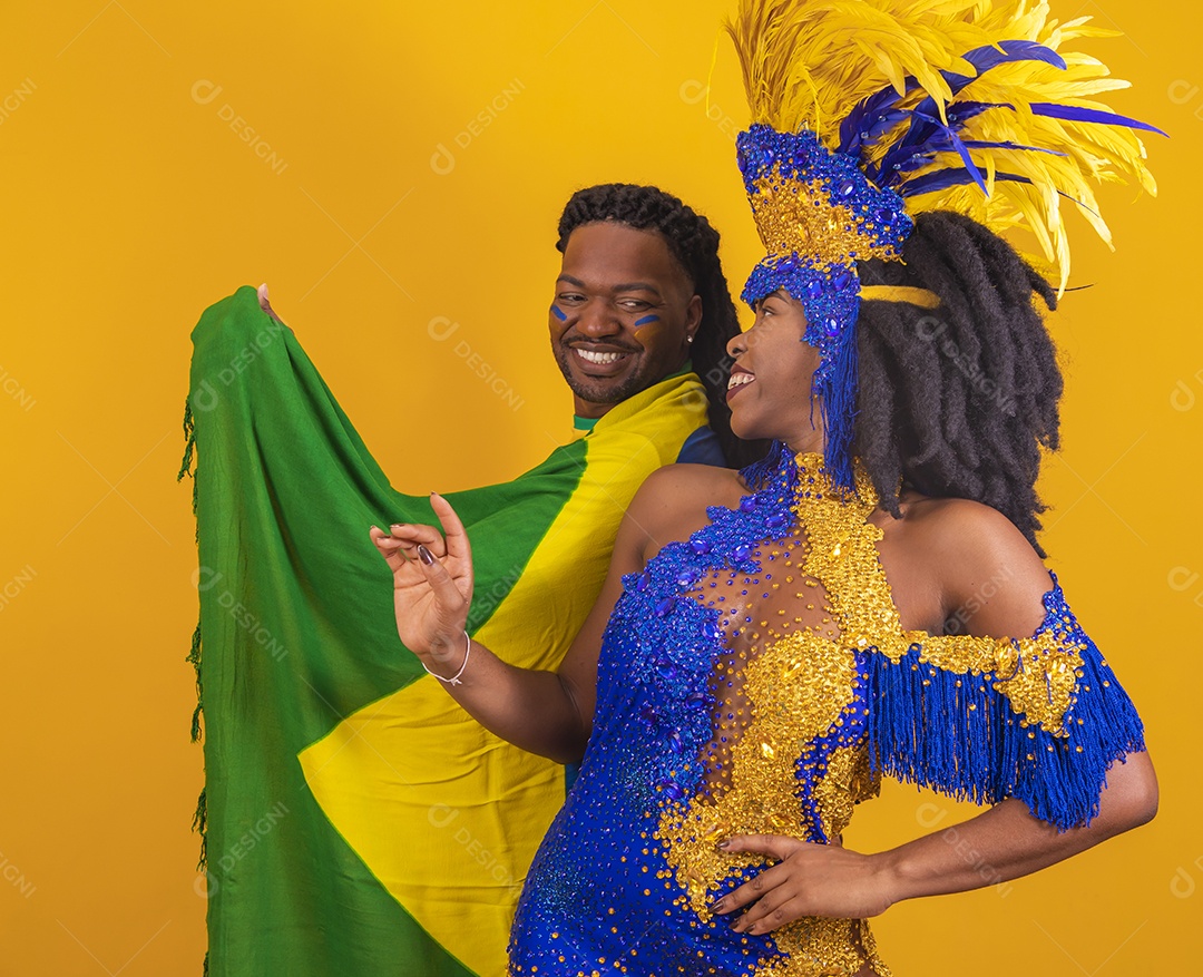 Casal brasileiro se divertindo vestidos com as cores do Brasil