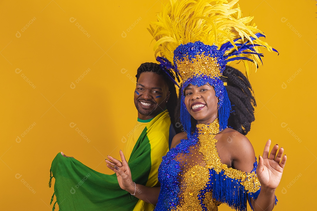 Casal brasileiro se divertindo vestidos com as cores do Brasil