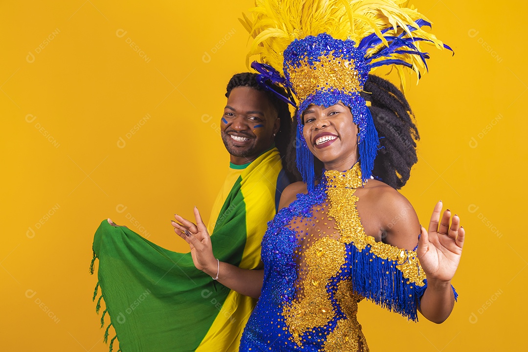 Casal brasileiro se divertindo vestidos com as cores do Brasil