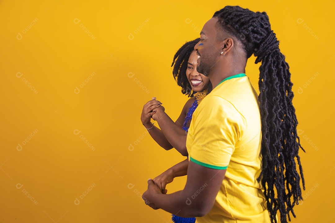 Casal brasileiro se divertindo vestidos com as cores do Brasil