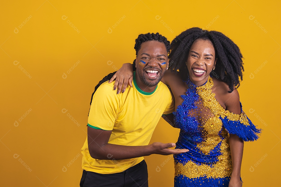 Casal brasileiro se divertindo vestidos com as cores do Brasil