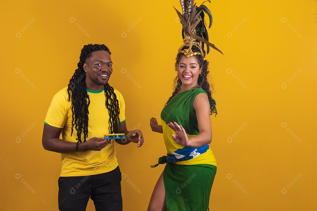 Casal brasileiro se divertindo vestidos com as cores do Brasil