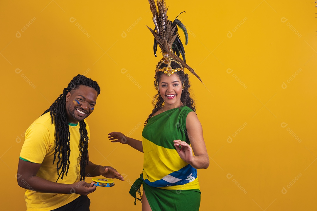 Casal brasileiro se divertindo vestidos com as cores do Brasil