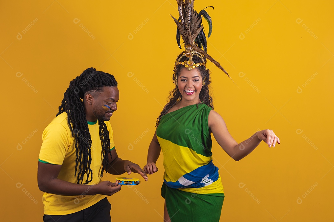 Casal brasileiro se divertindo vestidos com as cores do Brasil