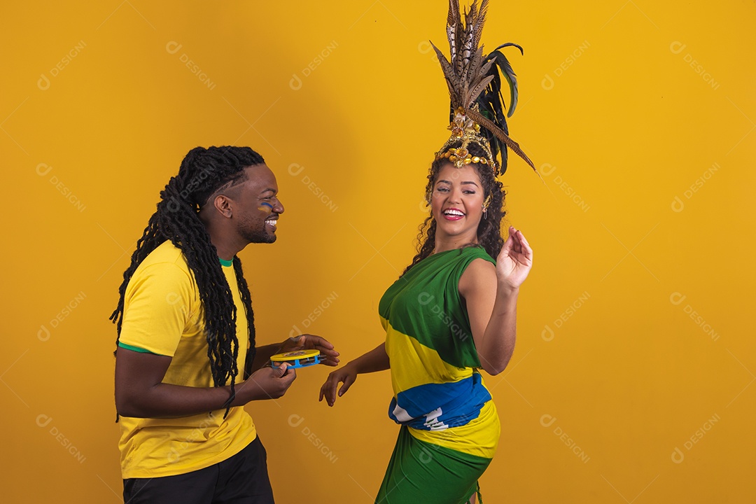 Casal brasileiro se divertindo vestidos com as cores do Brasil