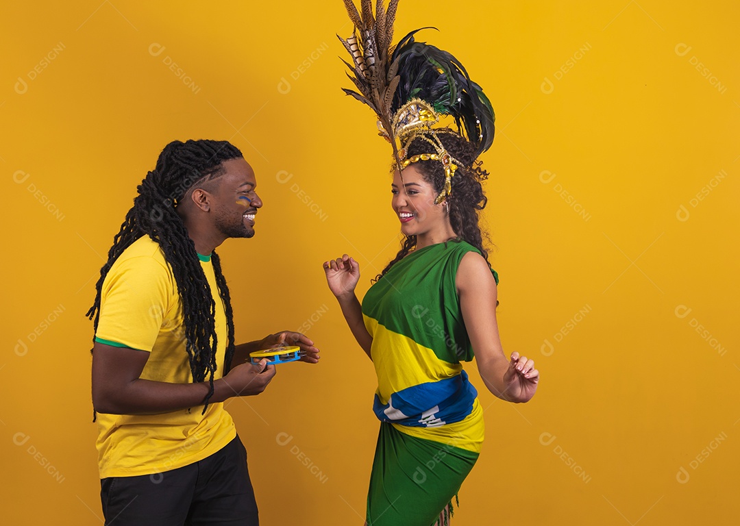 Casal brasileiro se divertindo vestidos com as cores do Brasil