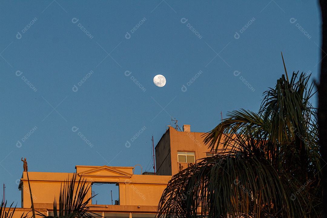 pôr do sol da lua em uma bela manhã de inverno no Rio de Janeiro.