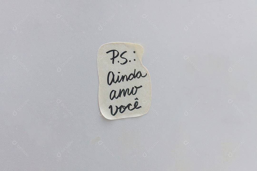 Adesivo com a frase escrita em português brasileiro (ainda te amo) no Rio de Janeiro.