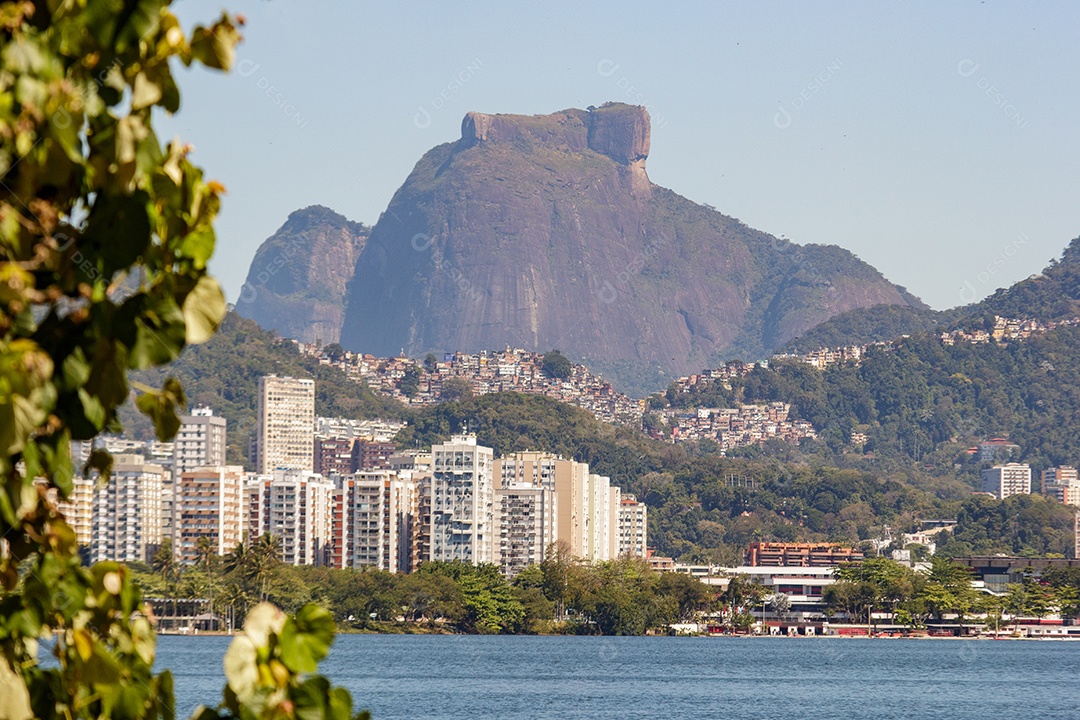 Pedra da Gávea vista da lagoa Rodrigo de Freitas no Rio de Janeiro Brasil.